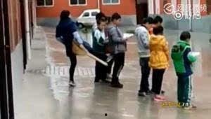 踹屁股视频,踹屁股视频引发社会关注与反思